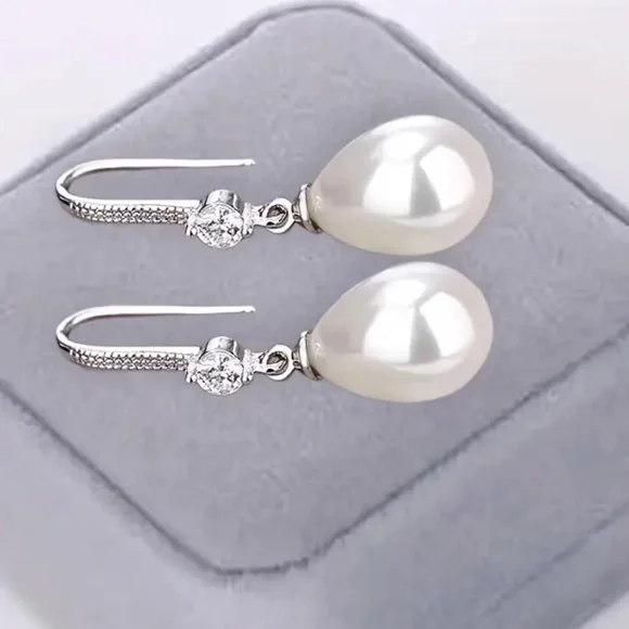 NWOT - Elegant Teardrop Shaped Pearl Earrings - Picture 3 of 7